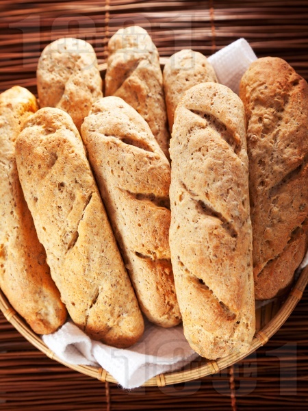 Здравословни багети Омега 3 за хлебопекарна с пълнозърнесто, пшеничено и ръжено брашно, зародиш и ленено семе - снимка на рецептата
